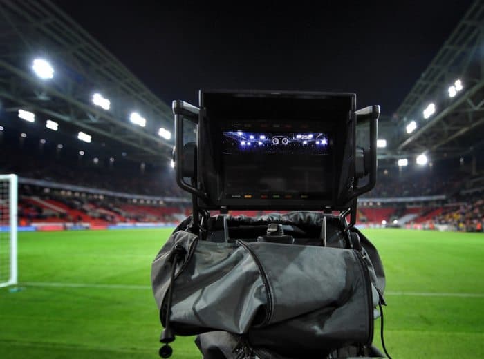 Yevropada ilk marta rasmiy o‘yinda videotakror asosida hakam futbolchini chetlatdi