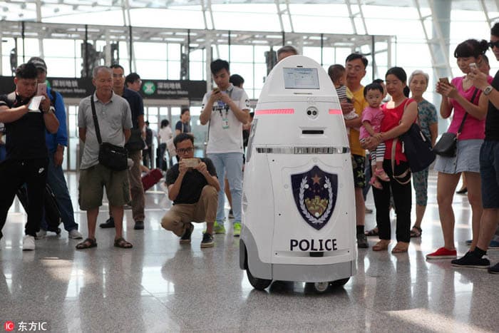 Xitoy aeroportida tartibga javob beruvchi elektroshokerli robot xodim ishlamoqda