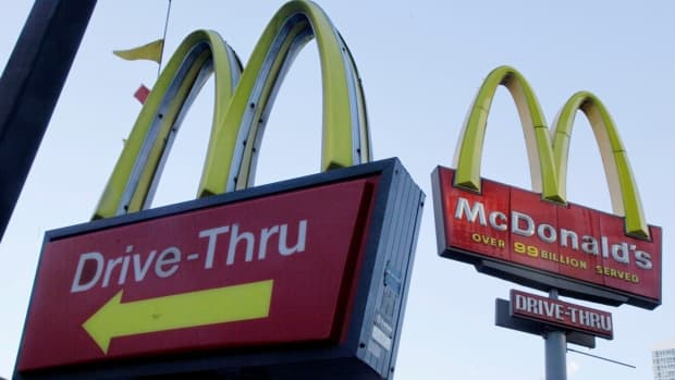 Ikki nafar kanadalik divanda McDonaldʼs restoraniga kelgani uchun hibsga olindi