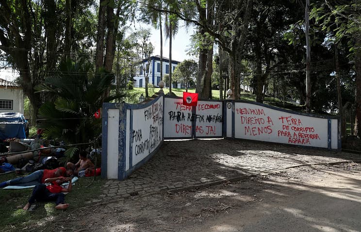 Globo: Braziliyada yersiz dehqonlar qishloq xo‘jaligi vazirining dala hovlisini to‘sib qo‘yishdi