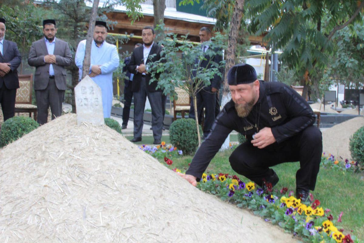 Ramzan Qodirov shayx Muhammad Sodiq Muhammad Yusuf hazratlari​ning qabrini ziyorat qildi