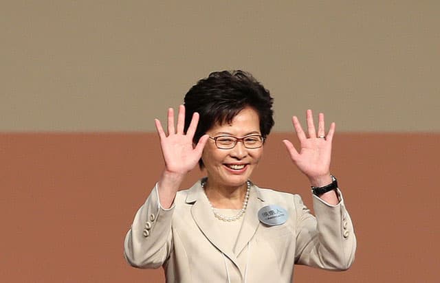 Xitoyga singayotgan Hongkong va uning boshqaruvidagi ilk ayol 