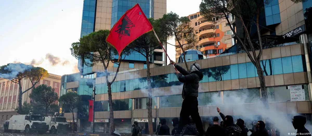 Talabalar noroziligi toʻqnashuvlarga aylandi - Edi Rama lavozimidan ketmoqchi emas