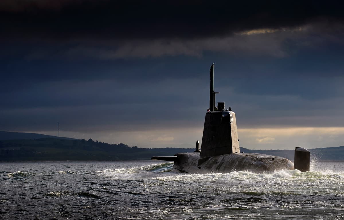 Britan atom suv osti kemasi Gibraltar qirg‘oqlarida savdo kemasi bilan to‘qnashib ketdi