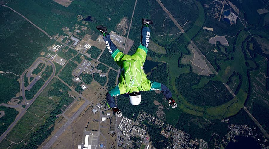 7,6 km balandlikdan parashyutsiz sakragan amerikalik yerga muvaffaqiyatli tushdi
