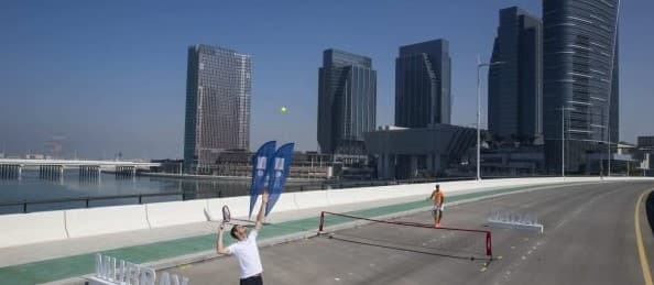 Dunyoning ikki kuchli tennischisi ko‘prikda tennis o‘ynashdi