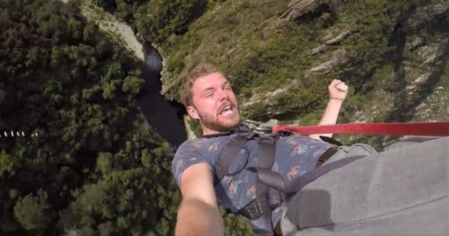 Irlandiyalik kishi ko‘prikdan sakrayotib, ayfonidan ayrilib qoldi (video)