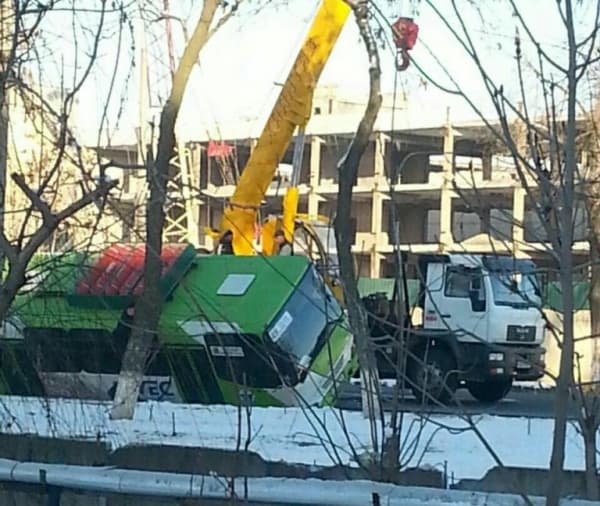 Toshkentda yo‘lovchi avtobusi ariqqa tushib ketdi