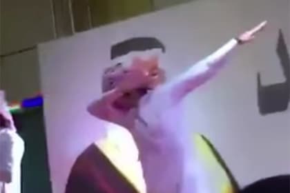 Saudiya Arabistonida qo‘shiqchi taqiqlangan raqsni ijro etgani uchun hibsga olindi 