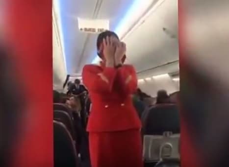 Gibraltar futbolchilari «Aeroflot» styuardessasini masxara qilishdi