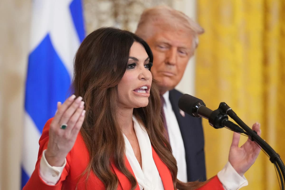 100 минг долларлик илтимос. Трамп Грециядаги элчисидан нега воз кечди?