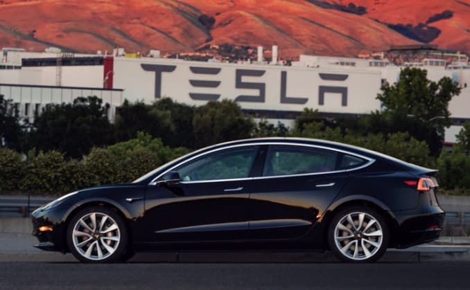 Илон Маск биринчи Tesla Model 3 суратларини намойиш қилди