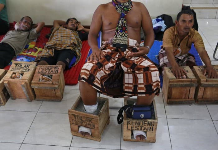 Indoneziyalik fermerlar ommaviy ravishda oyoqlarini sementlashmoqda (suratlar)