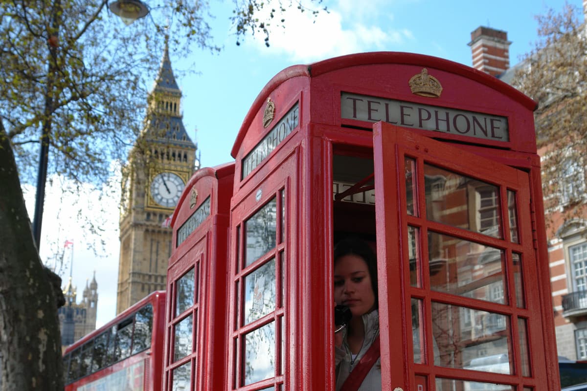 Buyuk Britaniya ramzlaridan biriga aylangan qizil telefon budkalari yangi dizaynga ega bo‘ldi