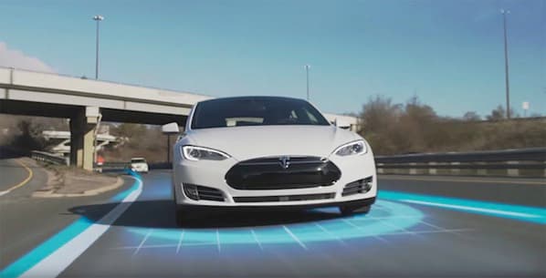 Amerikalik Apple Watch soatiga Tesla Model S mashinasini boshqarishni o‘rgatdi