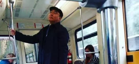 Qirg‘izistonning ilk prezidenti Asqar Akayevning Moskva metrosida ketayotgani surati  paydo bo‘ldi