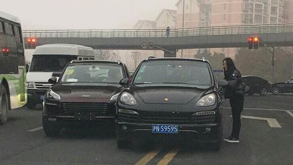 Кутилмаган тасодиф: Porsche Macan нусхаси ҳақиқий «Порше»га келиб урилди