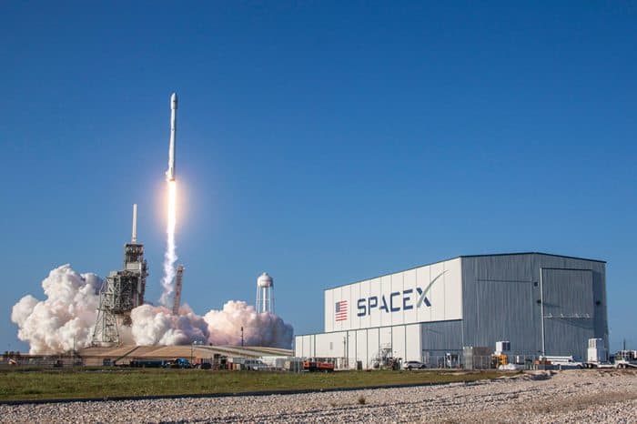 SpaceX’ning tarixiy parvozni amalga oshirishi (foto va video)