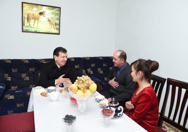 Foto: Prezident Qarshidagi xonadonlardan birida