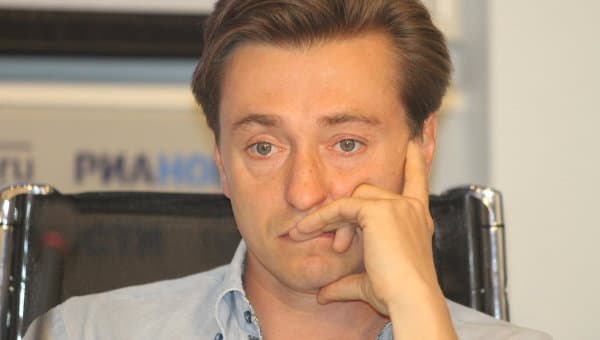Bezrukov shaxsiy hayotiga aralashgan internet-portaldan 2 million rubl talab qilmoqda