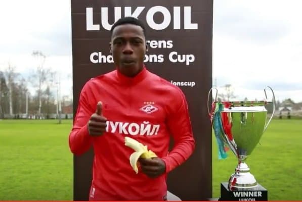 «Spartak»ning qora tanli futbolchisi banan tanovul qilib rasizmga qarshi kurash aksiyasidagi ishtirokini ifodaladi