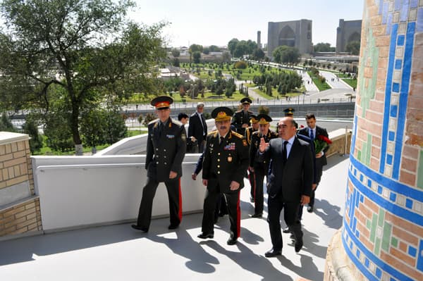 Ozarboyjon mudofaa vaziri Islom Karimov qabrini ziyorat qildi