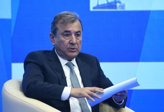Сенатор: “Валюта бозорини эркинлаштиришни кечиктириш кўпроқ зиён етказади”
