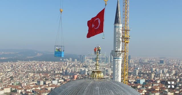 Istanbuldagi yangi masjidga dunyodagi eng katta qubba o‘rnatildi