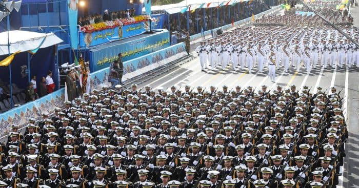 Fotogalereya: Eron Fors qo‘ltig‘i bo‘yidagi vaziyat taranglashishi fonida yirik harbiy parad o‘tkazdi