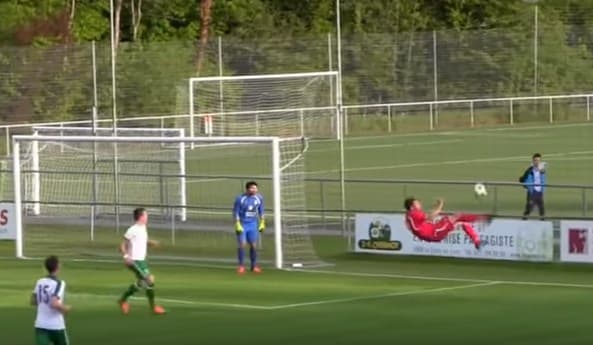 Video: Shveytsariyada futbolchi akrobatik usulda o‘z darvozasini ishg‘ol qildi