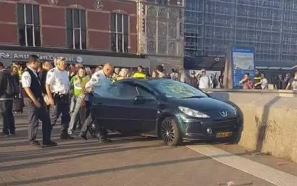 Amsterdamda haydovchi odamlarni urib ketdi
