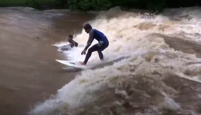 Video: Avstraliyada tropik bo‘ron paytidagi syorfing