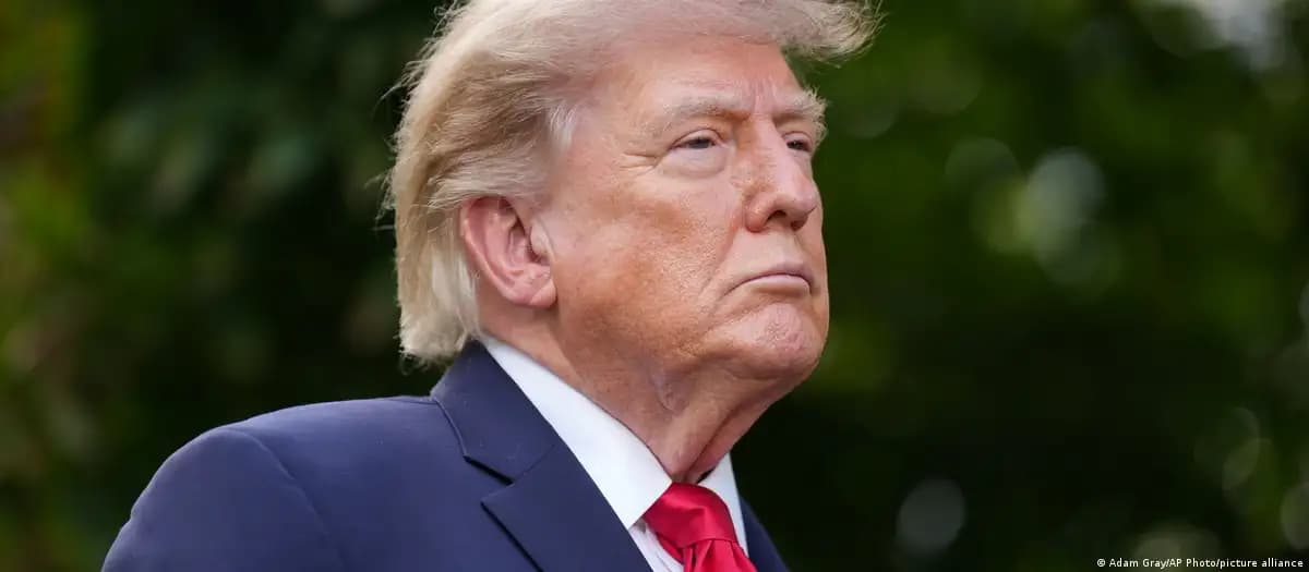 Трамп Эронга зарбаларни қайта бошлаш эҳтимолини истисно қилмади