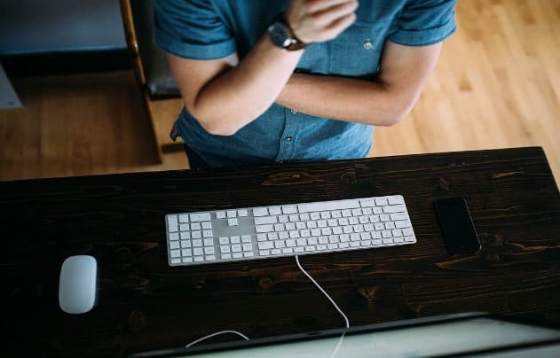 BAAda shoir internetdagi she'ri tufayli qamaldi