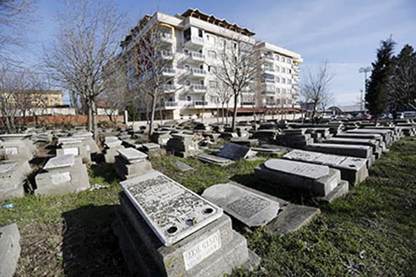 Turkiyada dollarni liraga almashtirganlarga bepul qabr toshlari va'da qilindi