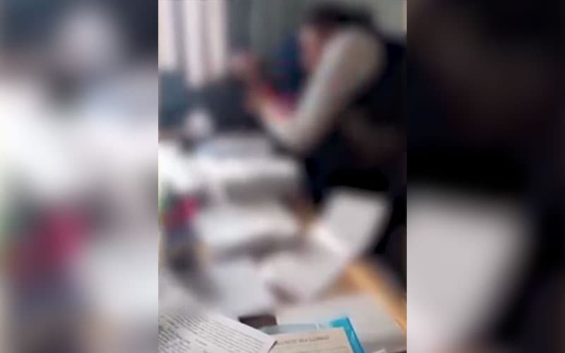 Учительница в Фергане избила восьмиклассника за прогулы 