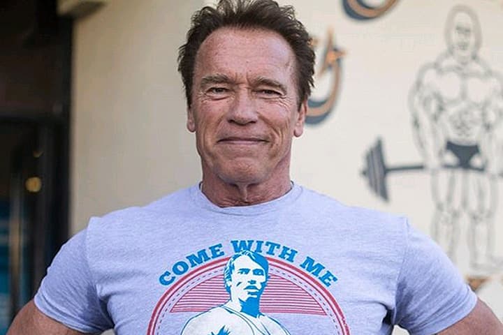 Arnold Shvartsenegger barmoq orqali bitseps muskullarini chiqarishni ko‘rsatib berdi