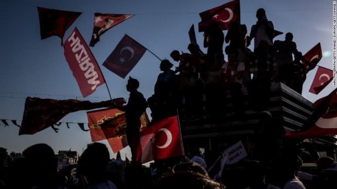 Turkiya IIV isyondan keyin 8 mingdan ortiq kishi hibs qilingani haqida ma'lum qildi