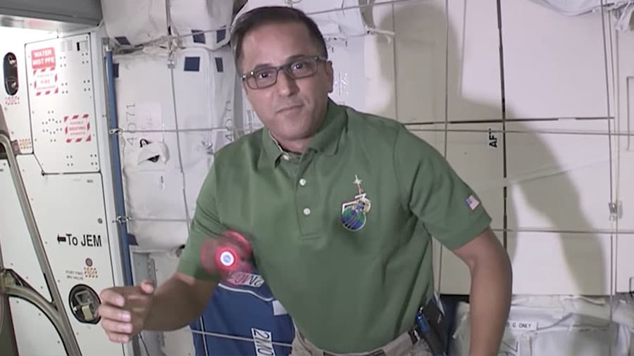 NASA fazogirlari koinotda spinner bilan tryuk ko‘rsatishdi (video)
