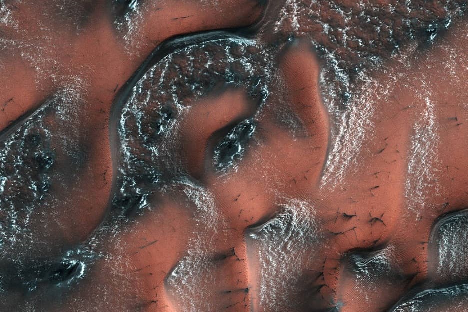 NASA Marsdagi qor tepaliklarini ko‘rsatdi