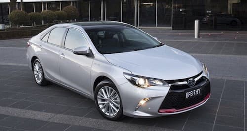 Toyota Camry gibrid sedanining "xayrlashuv" versiyasi namoyish qilindi