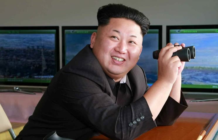 Kim Chen In harbiy batalonning maxsus topshiriqli jangchilariga avtomat va 2ta durbin sovg‘a qildi