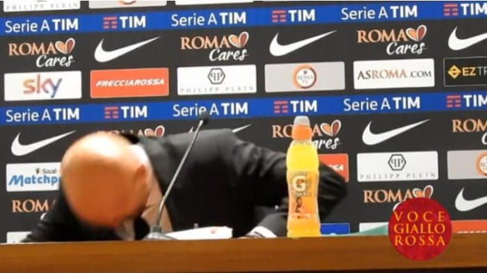 Spalletti matbuot anjumani vaqtida jurnalist savoli tufayli boshini stolga urdi