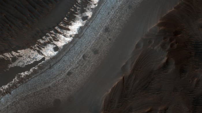 NASA qorli Mars suratini taqdim etdi