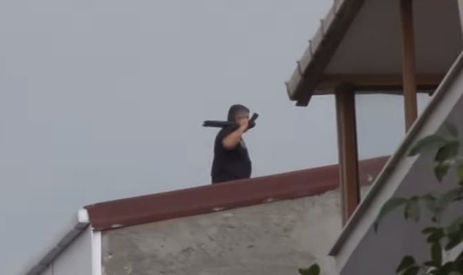 Istanbuldagi uy tomidan noma'lum erkak o‘q uzmoqda 