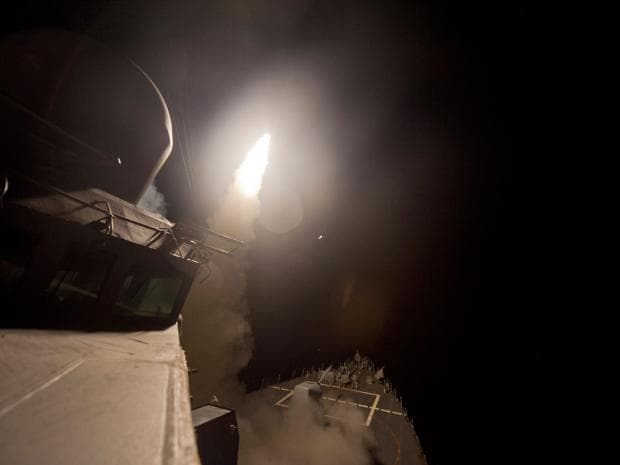 AQSh Suriya hukumati aerodromiga 50ta raketa yo‘lladi