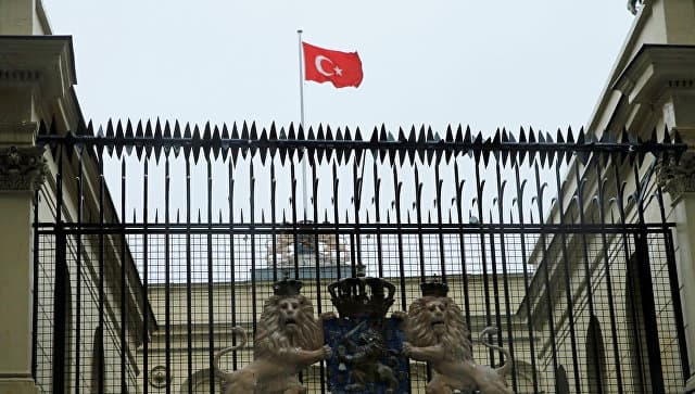 Namoyishchilar Niderlandiya konsulxonasi binosiga Turkiya bayrog‘ini o‘rnatdi