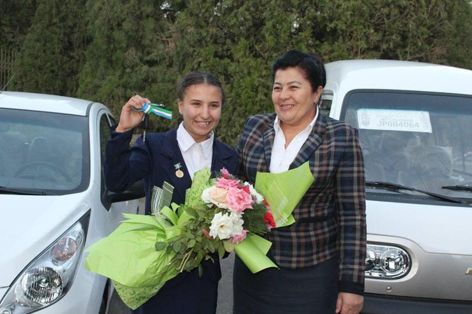 Shavkat Mirziyoyev 17 yoshli xorazmlik qizga Spark sovg‘a qildi