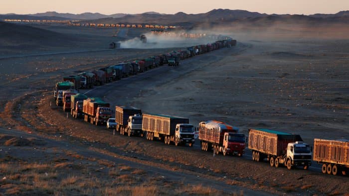 Gobi cho‘lida yuk mashinalaridan iborat 130 kilometrlik tirbandlik hosil bo‘ldi - foto