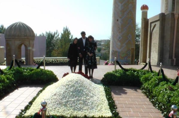 Lola Karimova Tillayeva otasi qabrini ziyorat qilishi chog‘ida ro‘y bergan holat haqida yozdi